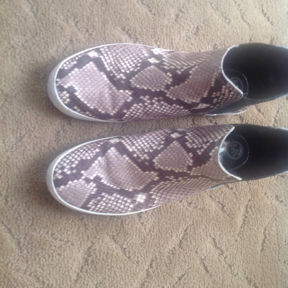 Sneakers - Picture 1 of 4